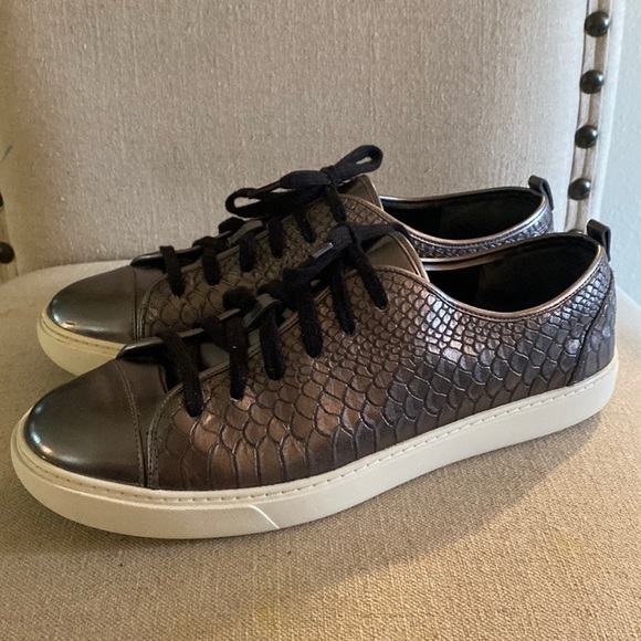 Sleek Silver and Black Sneakers with Textured Upper - Picture 1 of 6